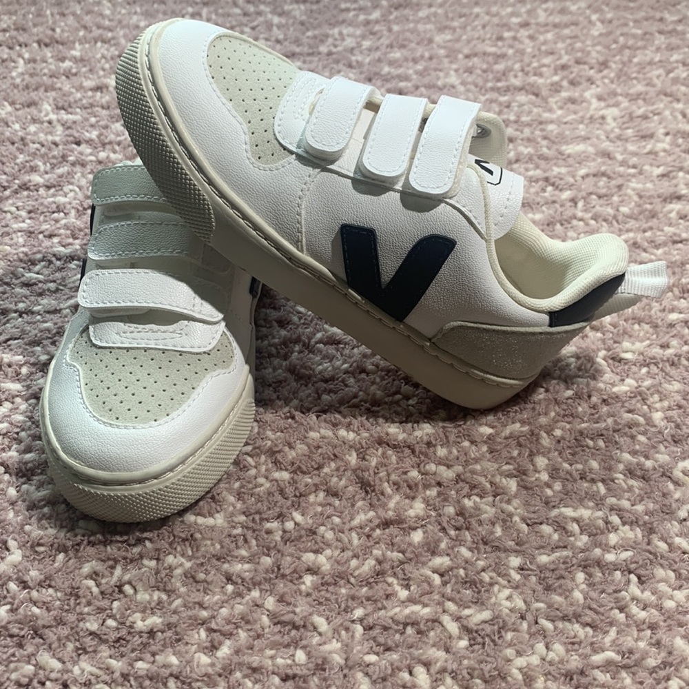 Veja V- 10 Sneaker - Picture 5 of 11